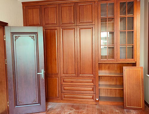 贺州中式家庭装修里定制的实木衣柜效果图